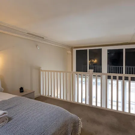 The Headrow, Centre Apartment *